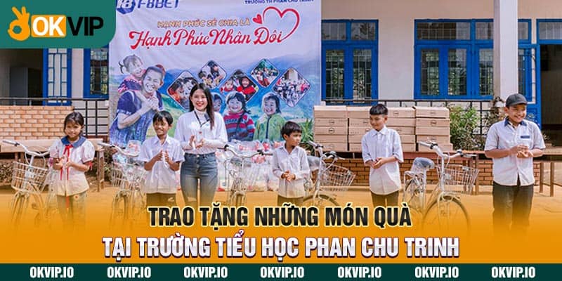 Trao tặng những món quà tại trường tiểu học Phan Chu Trinh